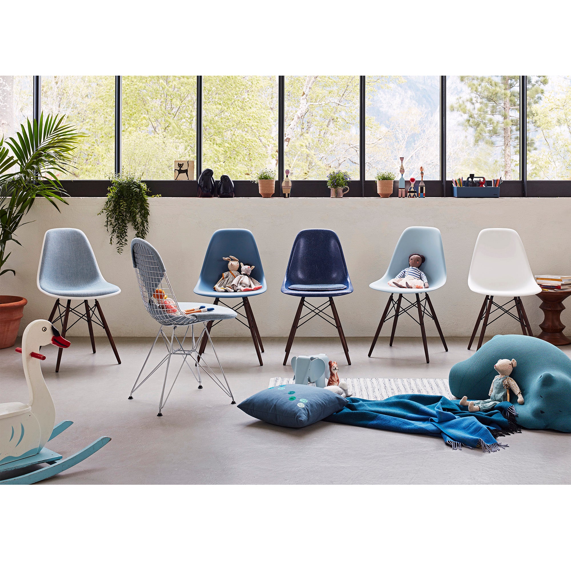 Vitra Eames Plastic Side Chair RE DSW — lifestyle, with Vitra Eames Wire Chair DKR