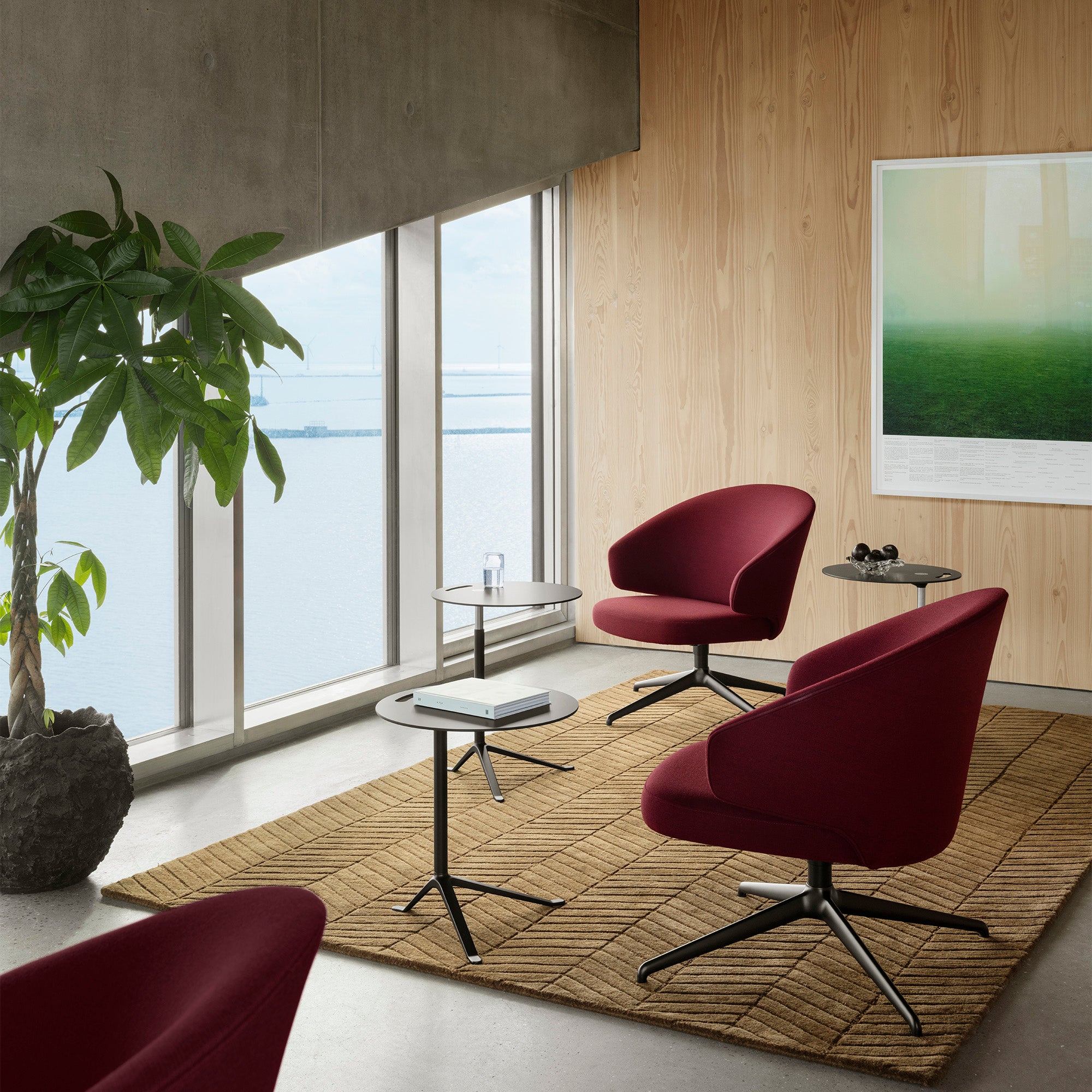 Fritz Hansen Little Friend Side Table KS11 in Black — lifestyle, lounge with Let chairs