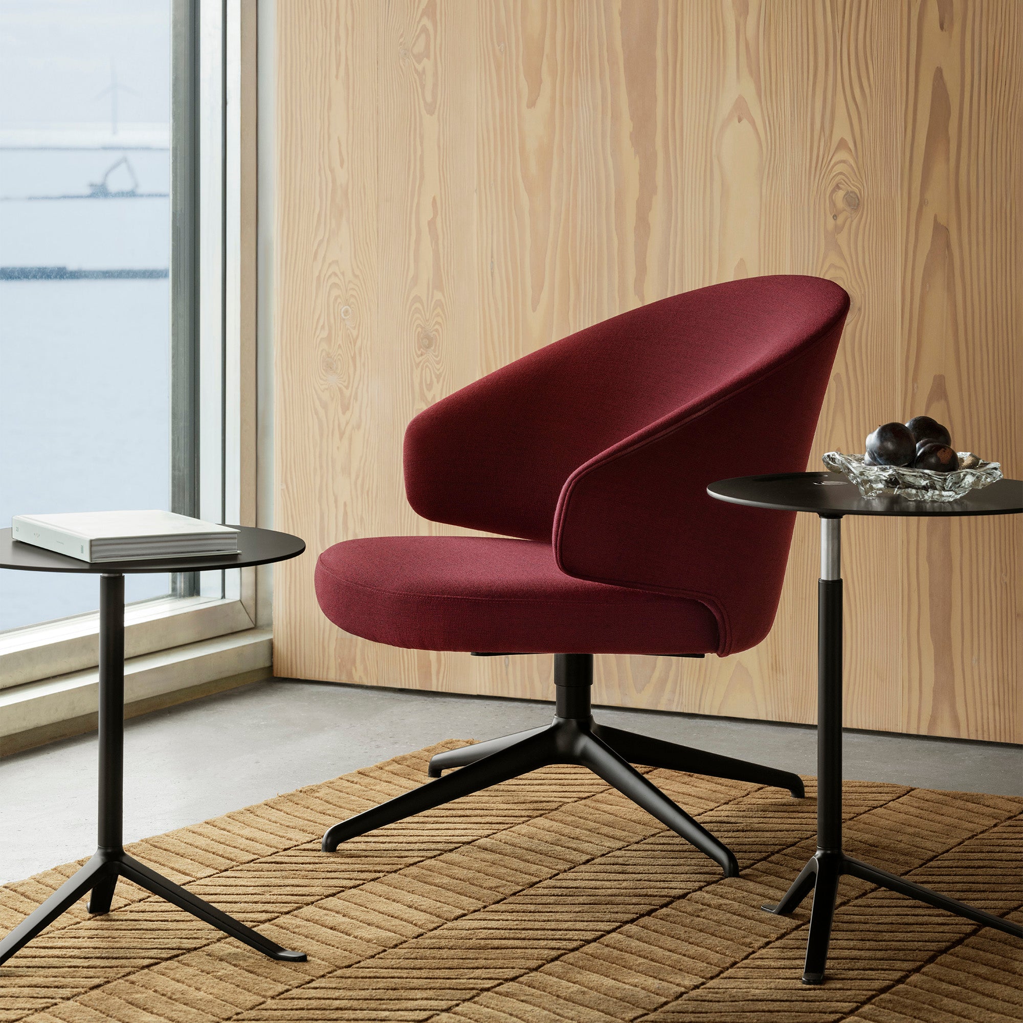 Fritz Hansen Little Friend Side Table KS11 in Black — lifestyle, lounge with Let chair