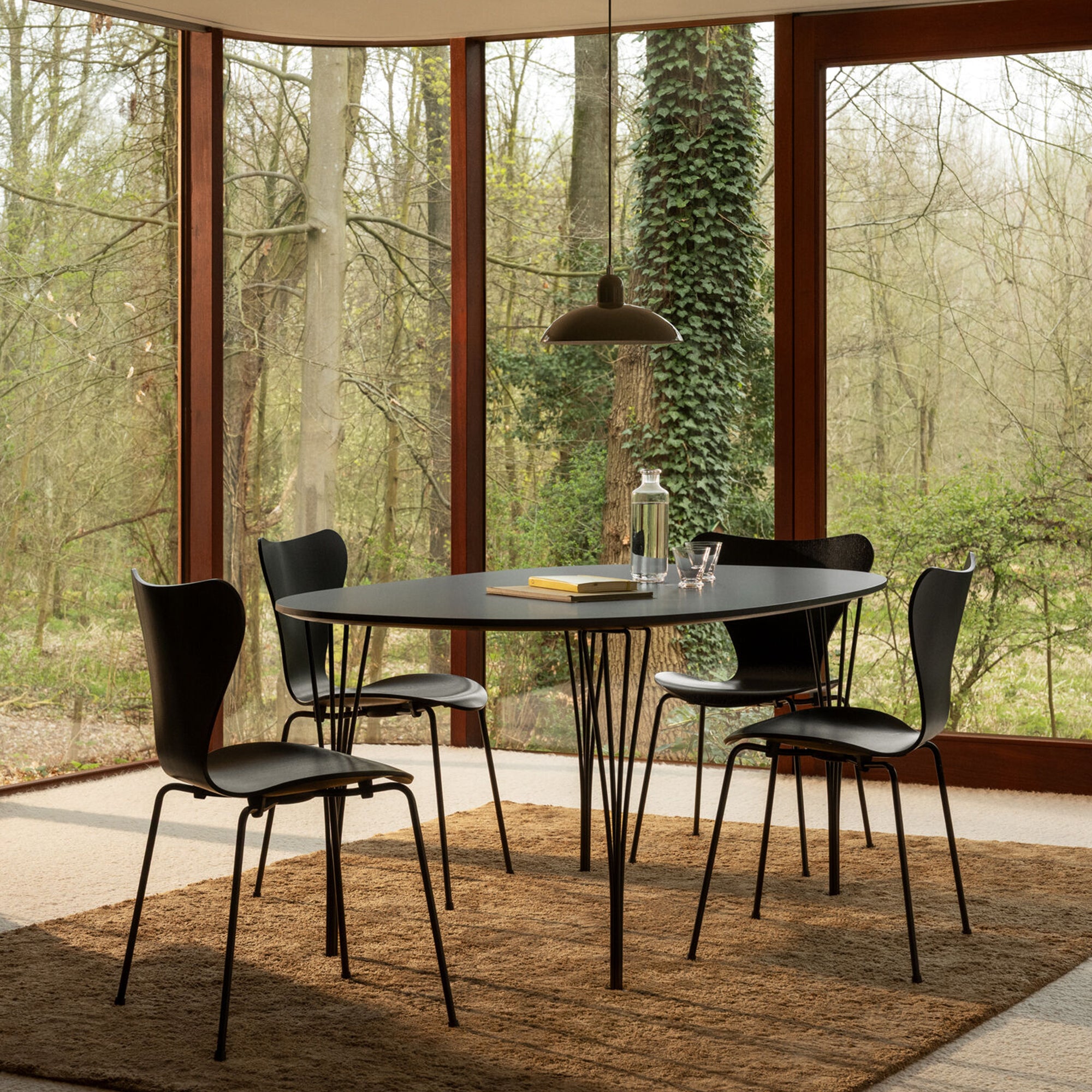 Fritz Hansen Superellipse Dining Table B616 — lifestyle, dining room with Series 7 chairs and Kaiser idell pendant