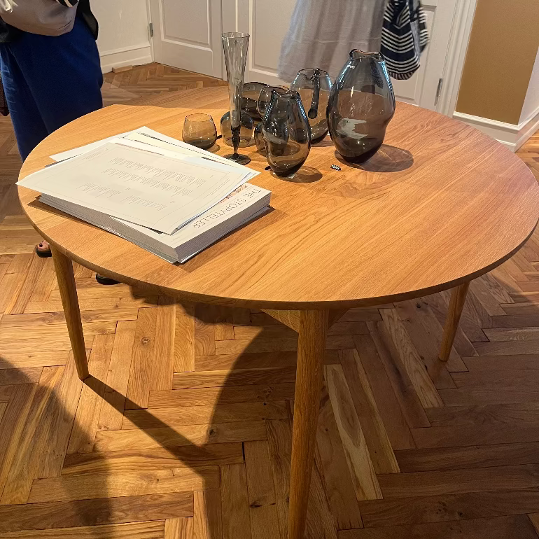 BM0121 Round wooden oak dining table by Borge Mogensen for Carl Hansen with decorative items