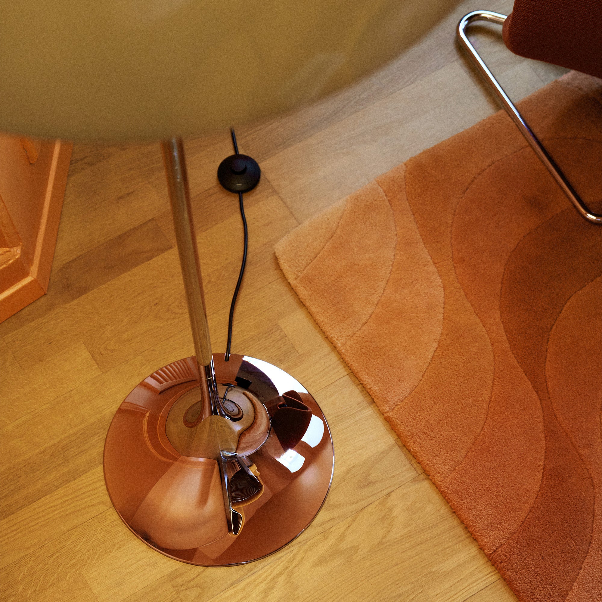 Louis Poulsen Panthella 500 Floor Lamp V3 The Originals in Brown — lifestyle, detail, VP Suite