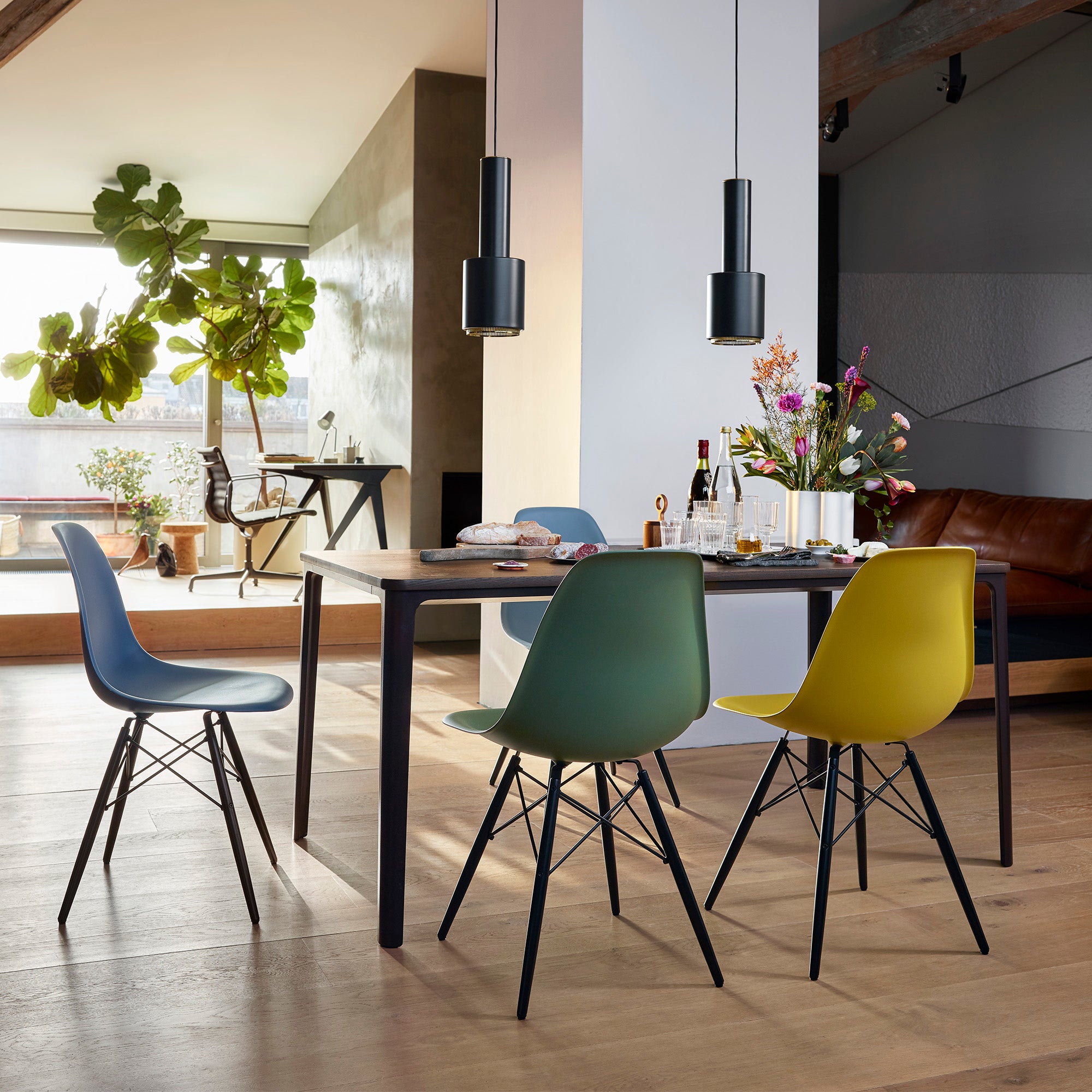  Vitra Eames Plastic Side Chair RE DSW — lifestyle, with Vitra Plate Dining Table, Nuage Vase and Aluminium Chair EA 108