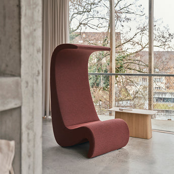 Vitra Amoebe Highback in Cento Dark Red Melange with wooden side table in Oak Light — lifestyle view 1