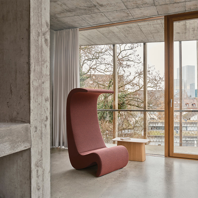 Vitra Amoebe Highback in Cento Dark Red Melange with wooden side table in Oak Light — lifestyle view 2