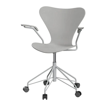 Fritz Hansen 3217 Series 7 Swivel Armchair